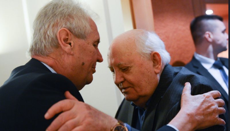 Miloš Zeman (vlevo) a Michail Gorbačov.