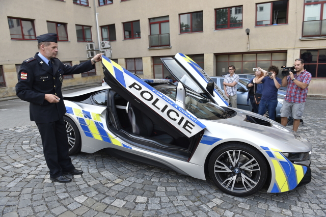 Policista, který řídil supersport BMW i8, havaroval kvůli zdravotnímu kolapsu.