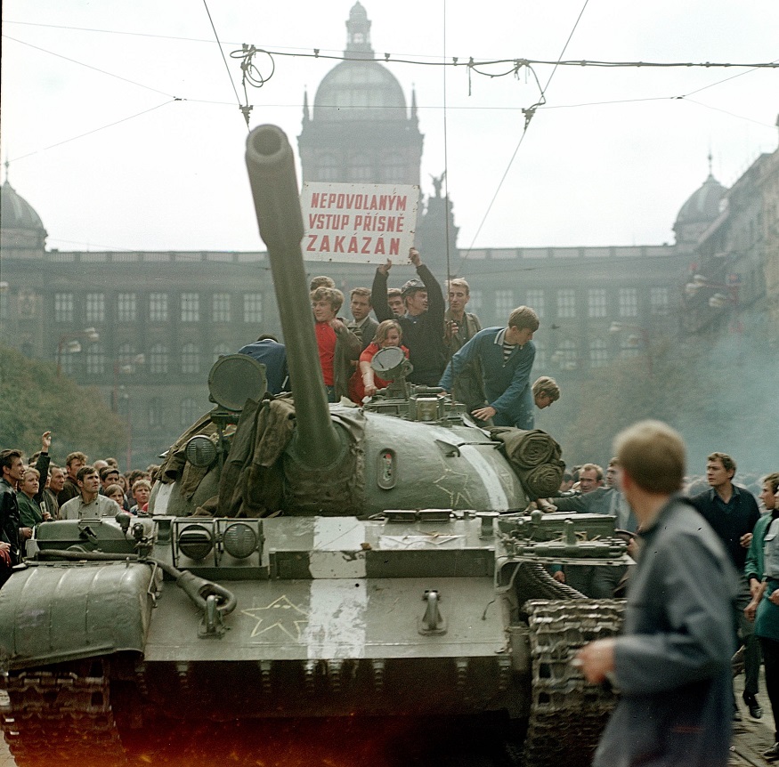 Vstup vojsk Varšavské smlouvy 21. srpna 1968, okupace v pražských ulicích.