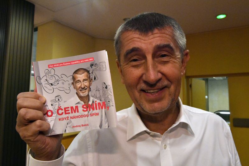Andrej Babiš se svou knihou.