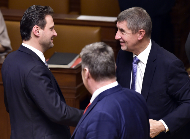 Ustavující schůze Poslanecké sněmovny. Nově zvolený předseda Radek Vondráček (vlevo) a předseda ANO Andrej Babiš.