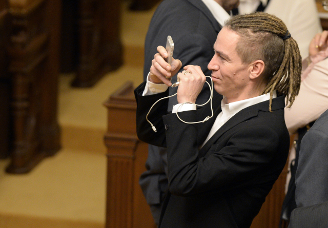 Předseda Pirátů Ivan Bartoš na ustavující schůzi Poslanecké sněmovny.