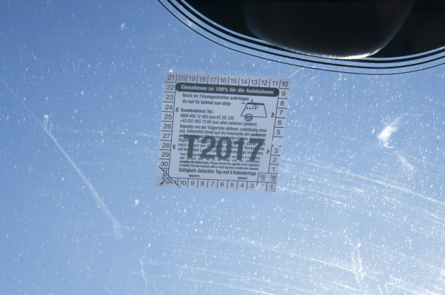 Desetidenní rakouská dálniční známka na rok 2017.