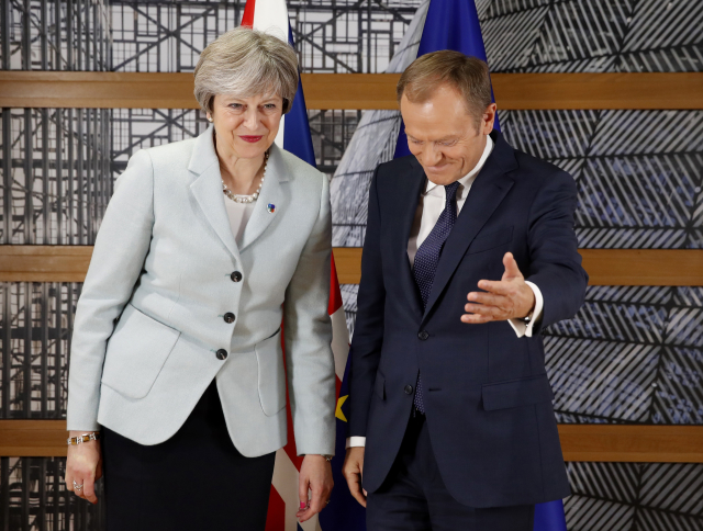 Theresa Mayová a Donald Tusk.
