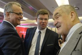 Zleva Miroslav Kalousek, Jiří Pospíšil a Karel Schwarzenberg.