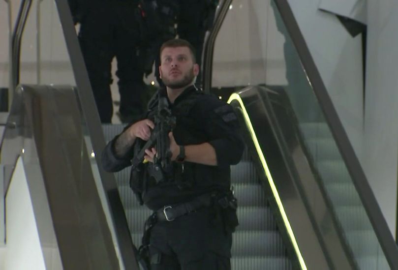 Policista pátrá v londýnském metru.
