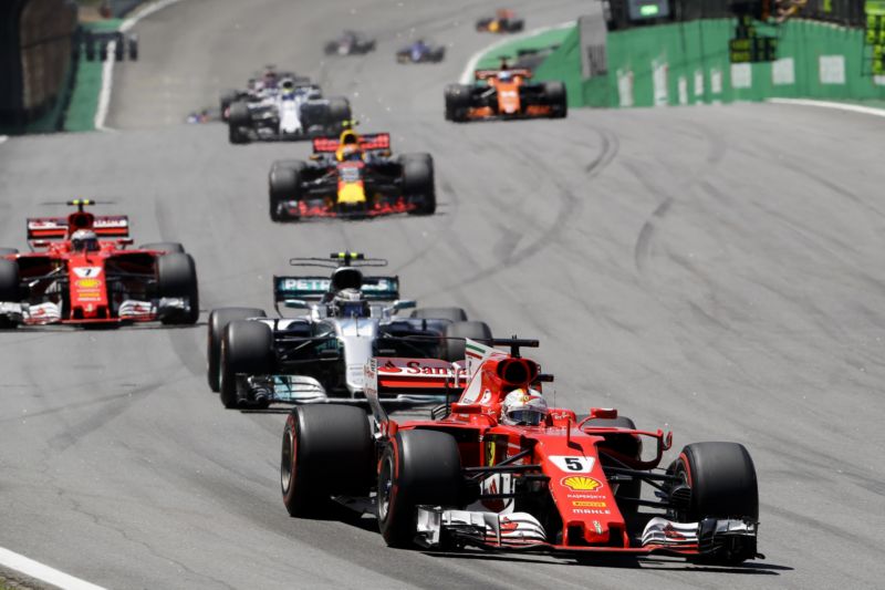 Bottas odstartuje v posledním letošním závodě z prvního místa.