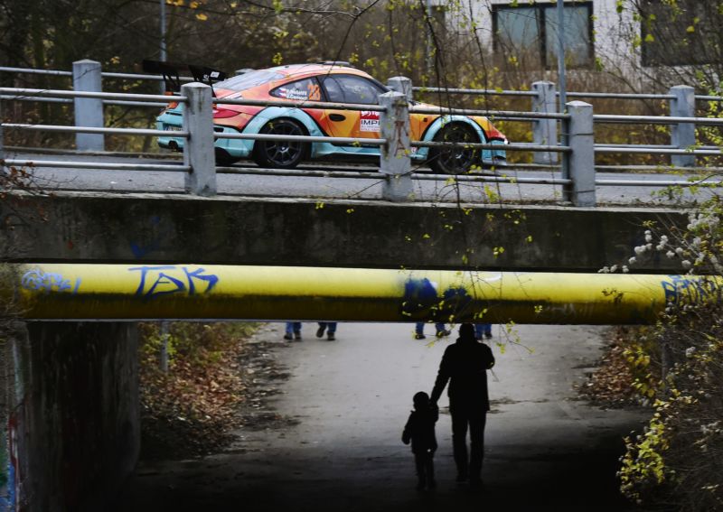 Prahou se proháněly závodní auta rallye.