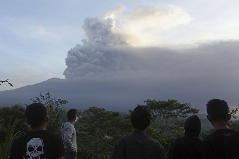Erupce sopky Agung.