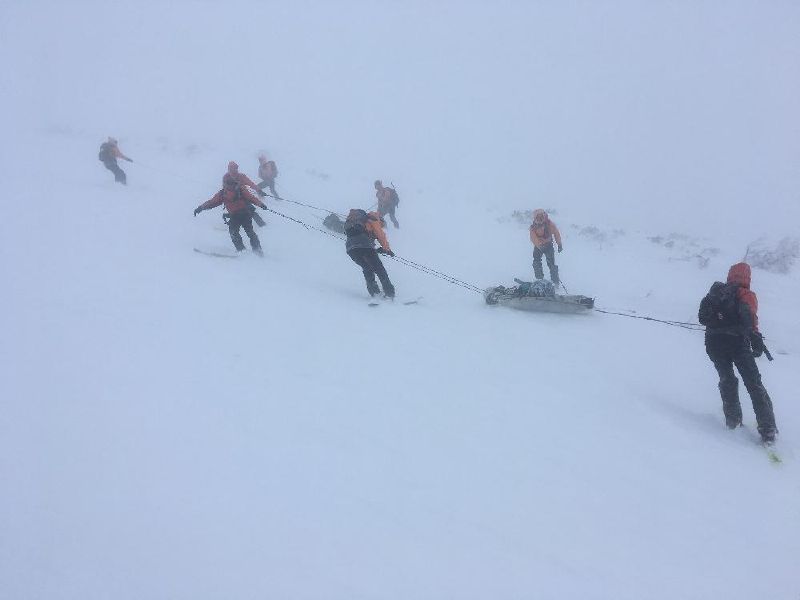 Ostatky mrtvých skialpinistů svážejí záchranáři do údolí.