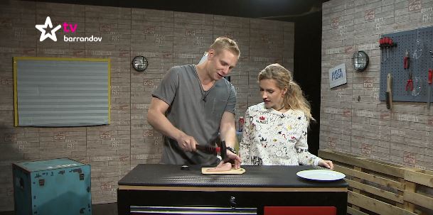 Adam a Lucie ukážou, jak si snadno a rychle vyrobit paličku na maso. Adam a Lucie ukážou, jak si snadno a rychle vyrobit paličku na maso.