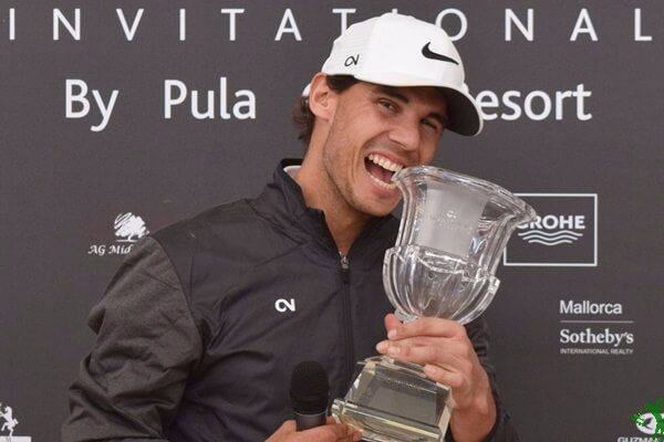 Rafael Nadal slaví zlatý hattrick na golfovém hřišti.