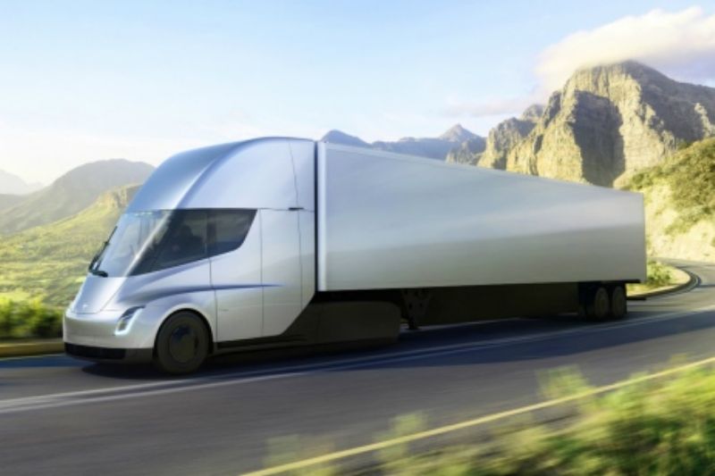 Tesla chce dodávat tahač Semi už v roce 2019.
