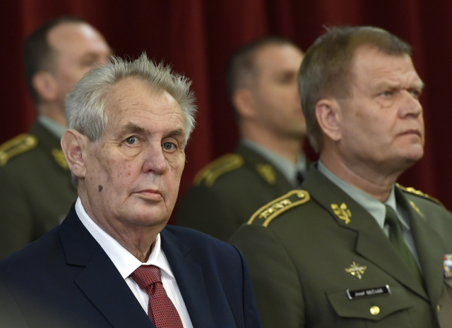 Snímek z velitelského shromáždění náčelníka generálního štábu Josefa Bečváře (vpravo) k objasnění priorit a hlavních úkolů české armády v roce 2018. Přítomen byl i prezident Miloš Zeman (vlevo).