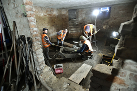 Archeologové objevili při vykopávkách ve sklepení budovy bývalé Základní umělecké školy Uherském Hradišti vzácnou arabskou minci z 8. století a další předměty z období raného a vrcholného středověku. Na snímku pracovníci výzkumu prohledávají sklepní podlahu.