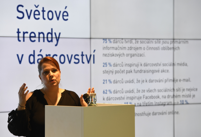 Výkonná ředitelka Fóra dárců Klára Šplíchalová vystoupila 29. listopadu v Praze na sedmém ročníku Dárcovského summitu.