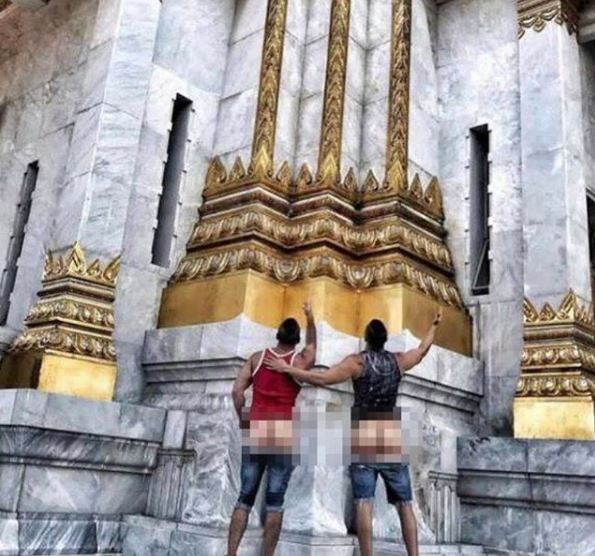 Dvojice Američanů cestuje po světě a fotografuje se s odhaleným zadkem.