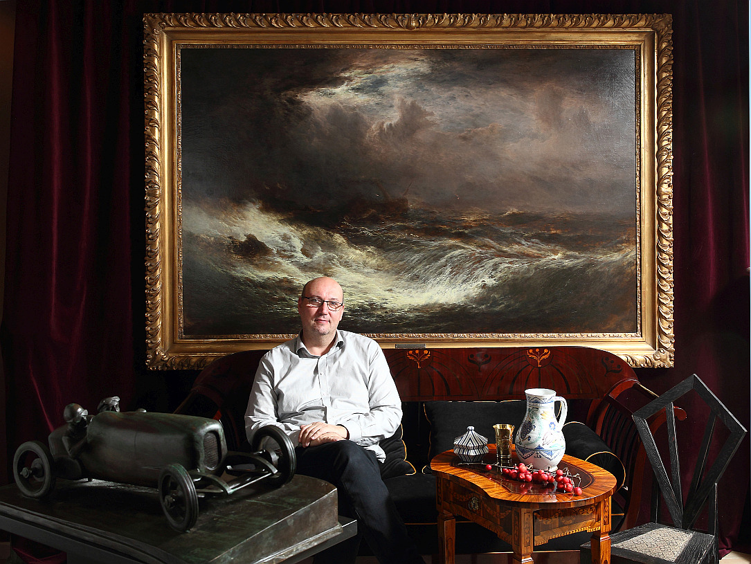 Dražit se bude Ajvazovského obraz Bouře na moři, Stefanova socha Bugatti i Janákova židle. Na snímku galerista Tomáš Hejtmánek. 