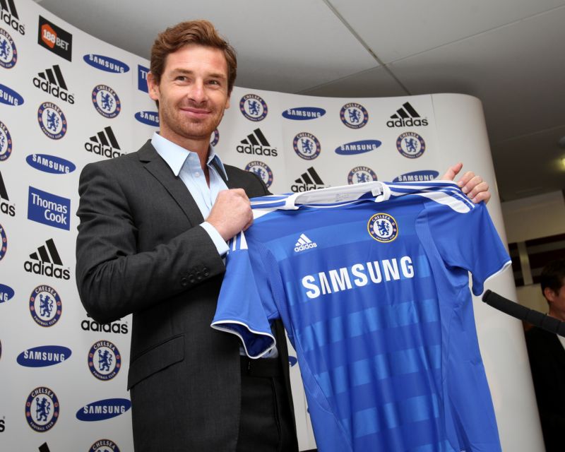 Villas-Boas při podepisování smlouvy s Chelsea.
