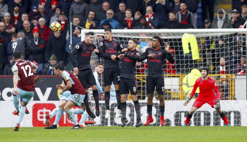 Fotbalisté Arsenalu v brance s Petrem Čechem porazili Huddersfield.