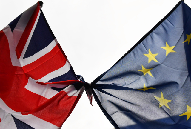 Britská vlajka a vlajka EU.