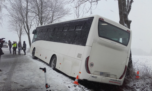 Jeden člověk zemřel a 12 lidí se zranilo při nehodě autobusu u Ločenic na Českobudějovicku.