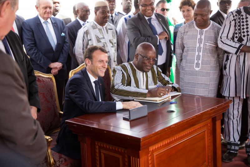 Emmanuel Macron při návštěvě Burkiny Faso.