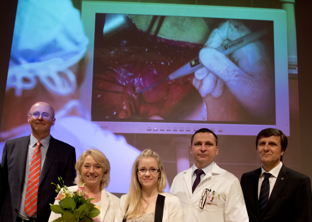 Pacientka Jana (třetí zprava) a její matka Marta (druhá zprava) se zúčastnily tiskové konference na téma transplantace dělohy. Třicetiletá Jana je první ženou v ČR, jíž lékaři transplantovali dělohu. Dárkyní je právě její třiapadesátiletá matka Marta. Dále na TK vystoupili zastupující přednosta Gynekologicko-porodnické kliniky 2. LF UK ve FN Motol Roman Chmel (vlevo) a přednosta Kliniky transplantační chirurgie IKEM Jiří Froněk (druhý zprava) a ředitel IKEM Aleš Herman.