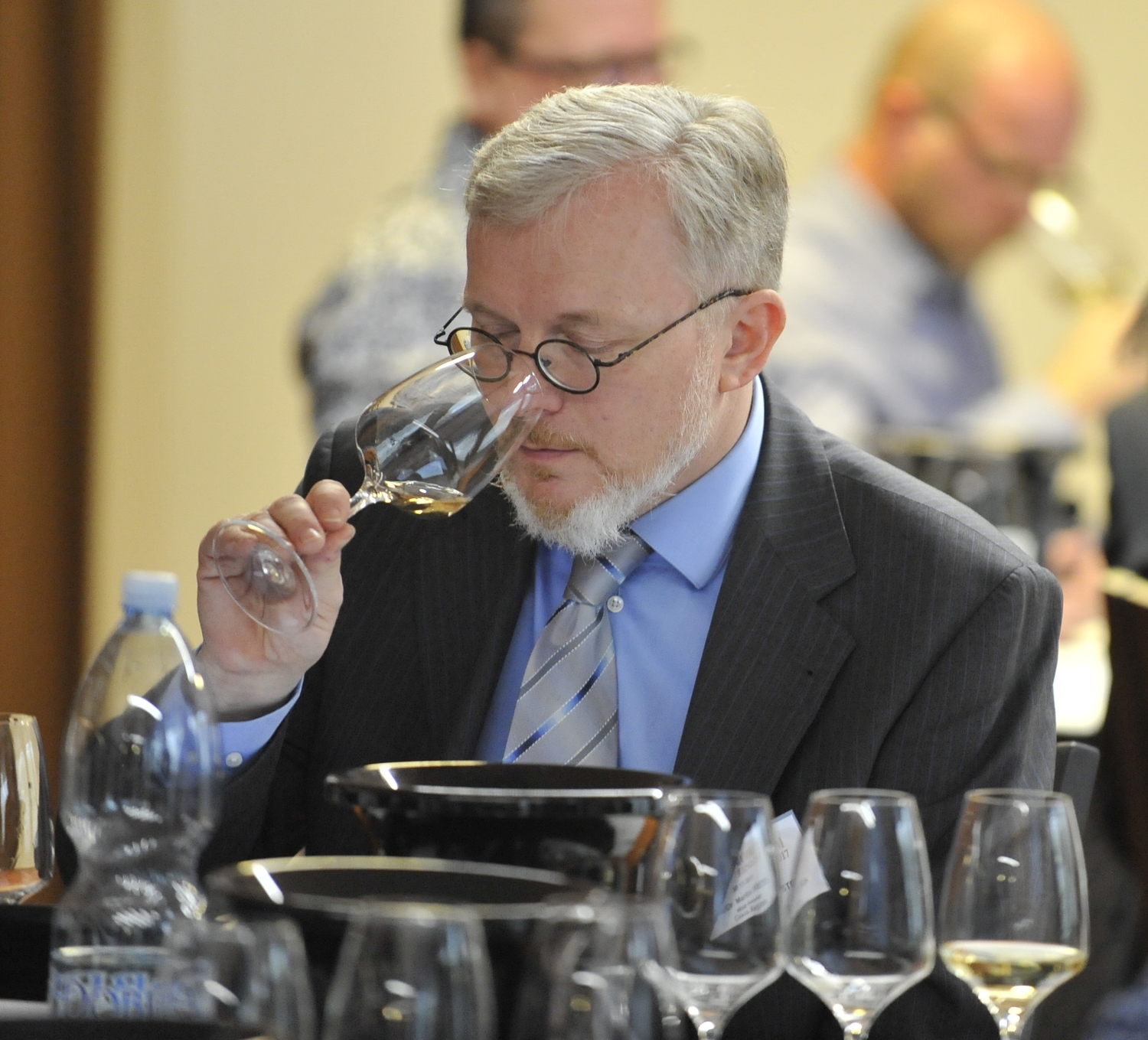 Degustátoři vína při práci. Degustátoři vína při práci.