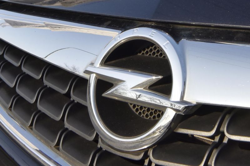Značka Opel je předmětem sporu mezi koncerny PSA a GM.