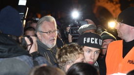 Bývalý mluvčí Charty 77 a disident Tomáš Hradílek (na snímku uprostřed) hovoří k prezidentovi Miloši Zemanovi, který se v rámci návštěvy Olomouckého kraje setkal s obyvateli Lipníka nad Bečvou. Hradílek držel hladovku na protest proti Zemanově druhé prezidentské kandidatuře.