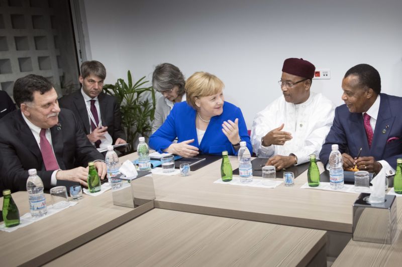 Summit EU-Afrika skončil závazky k boji proti převaděčům migrantů.