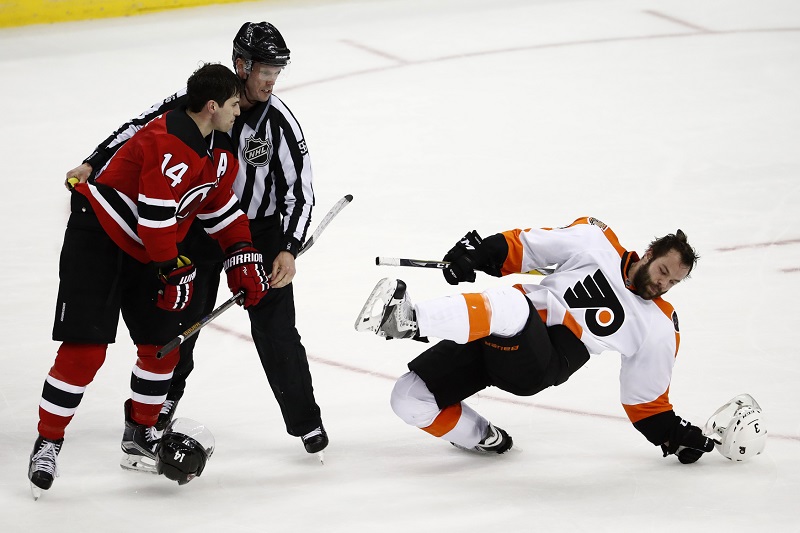 Adam Henrique v bitce s Radko Gudasem,