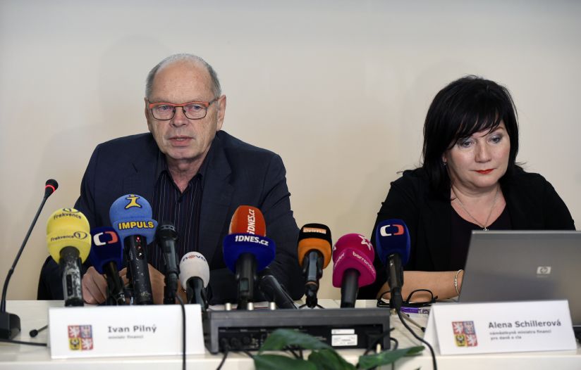 Ministr financí Ivan Pilný a náměstkyně pro daně a cla Alena Schillerová. Ministr financí Ivan Pilný a náměstkyně pro daně a cla Alena Schillerová.