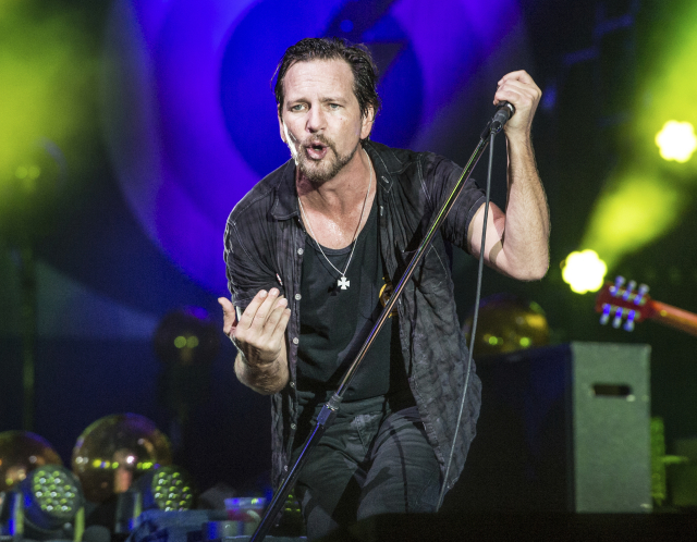 Zpěvák Pearl Jam Eddie Vedder. 