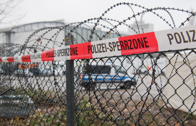 Speciální opatření policie: ostnatý drát kolem kongresového centra v Hannoveru.