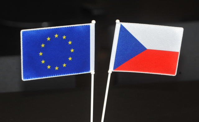 Česká vlajka a vlajka EU.