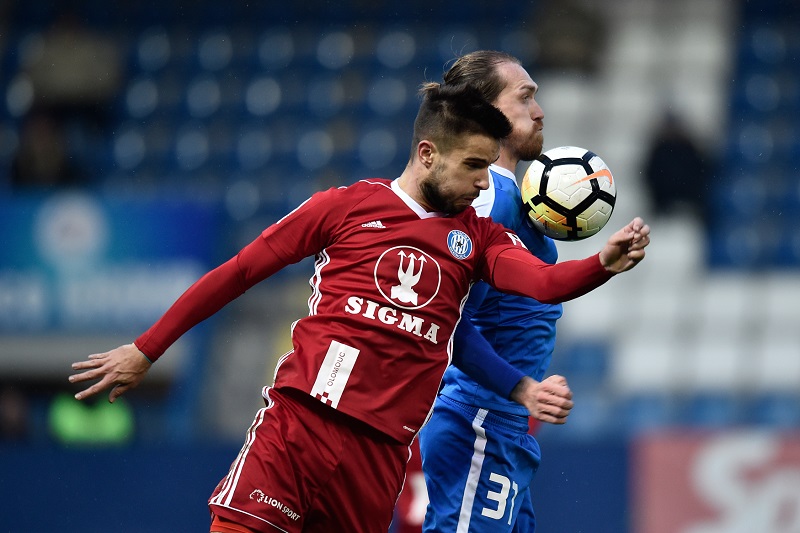 Olomoucký Martin Hála v souboji s libereckým Milanem Kerbrem.