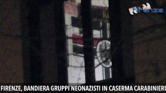 Kasárna Baldiserra se nacházejí nedaleko historického centra Florencie, sídlí v nich 4. prapor toskánských karabiníků čili italské vojenské policie a dále kanceláře oblastního velení. To začalo případ ihned po zveřejnění videa vyšetřovat a zjistilo, kdo je majitelem vlajky. 