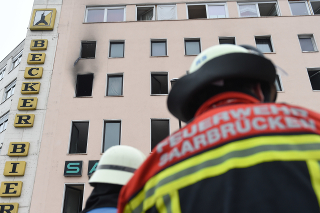 Při požáru budovy ve městě Saarbrücken zemřeli nejméně čtyři lidé.