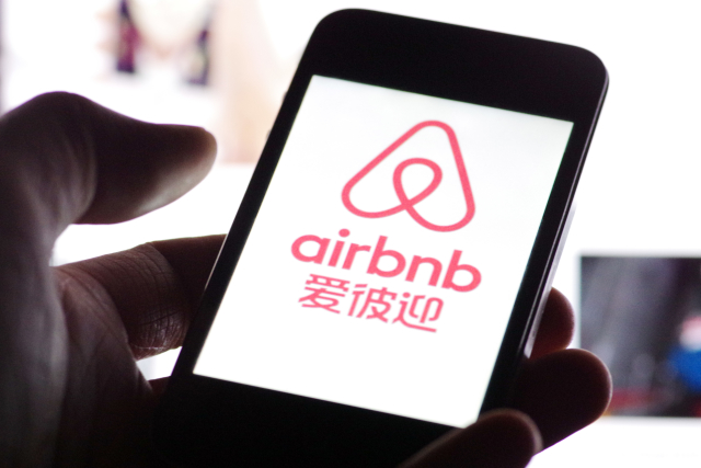 Logo Airbnb.
