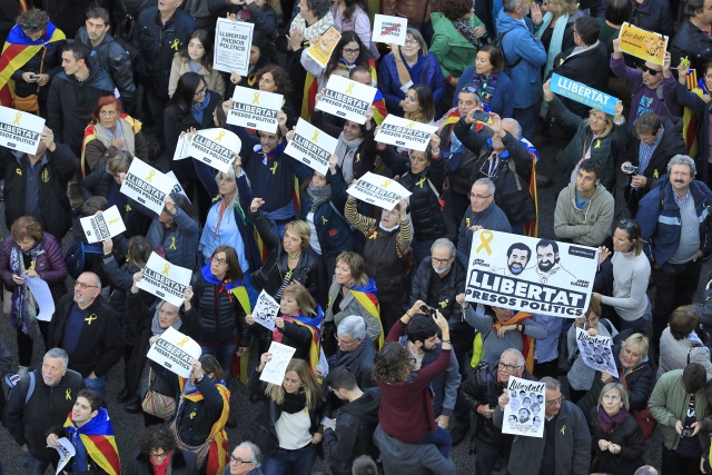 Demonstrace za propuštění Katalánské vlády v Barceloně. 