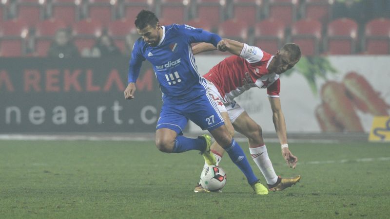 Milan Baroš (vlevo) v souboji se slávistou Součkem.
