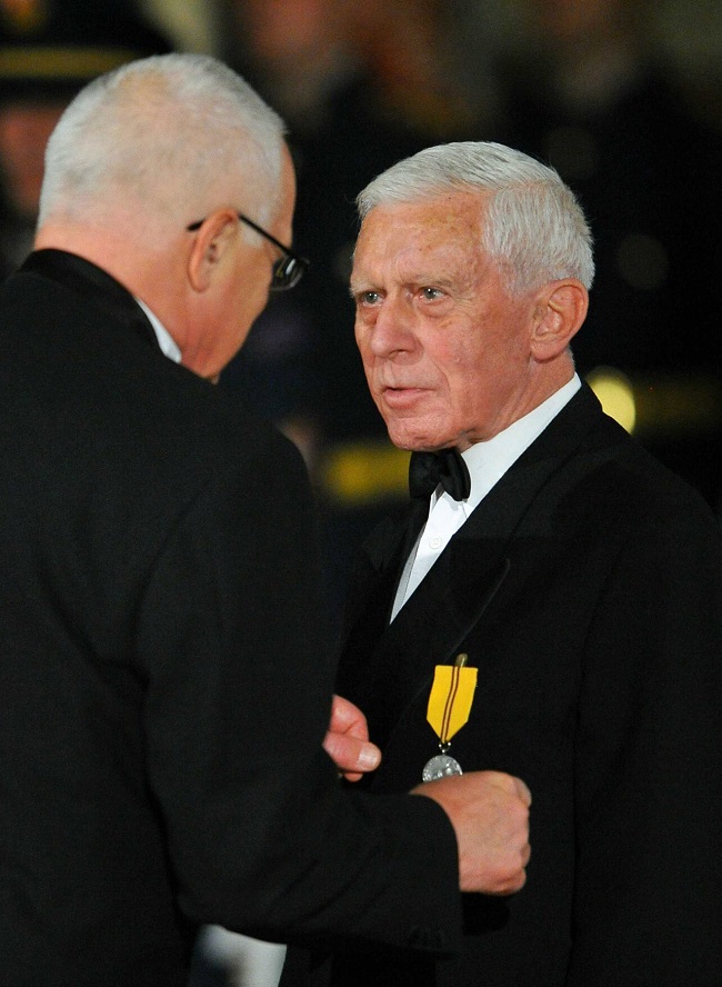 Prezident Václav Klaus předal 28. října ve Vladislavském sále Pražského hradu při příležitosti státního svátku medaili Za zásluhy II. stupně Ivo Hánovi.