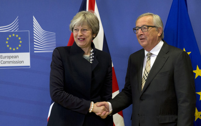Předsedkyně britské vlády Theresa Mayová a předseda Evropské komise Jean-Claude Juncker.
