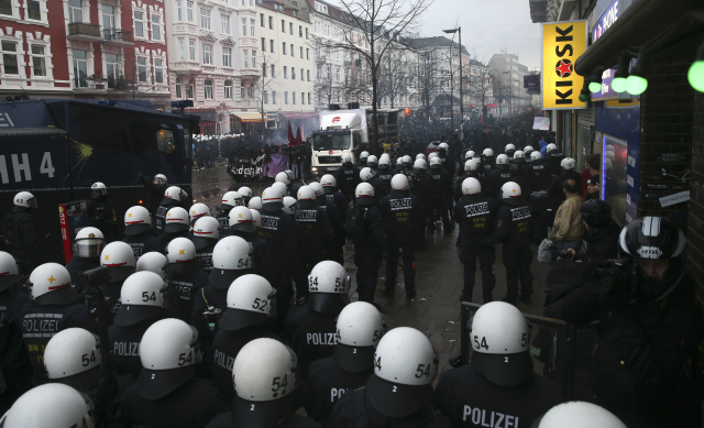 Policisté zasahující při červencových nepokojích v Hamburku. 