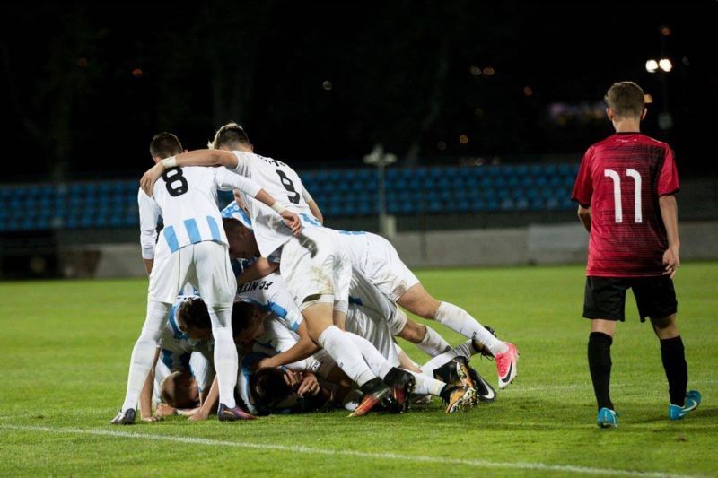 Fotbalisté Nitry se radují z gólu.