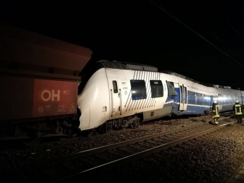 Po vlakové nehodě v Německu je jeden člověk v ohrožení života. Po vlakové nehodě v Německu je jeden člověk v ohrožení života.