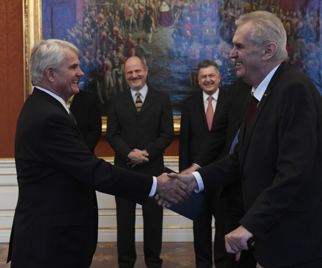 Zleva velvyslanec Stephen King a prezident ČR Miloš Zeman.