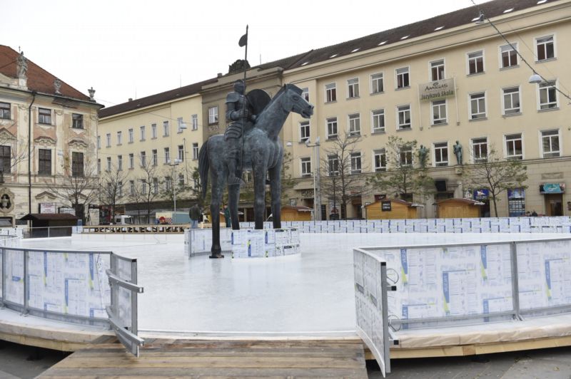 Pod sochou Jošta v Brně se ode dneška prohání bruslaři. Pod sochou Jošta v Brně se ode dneška prohání bruslaři.